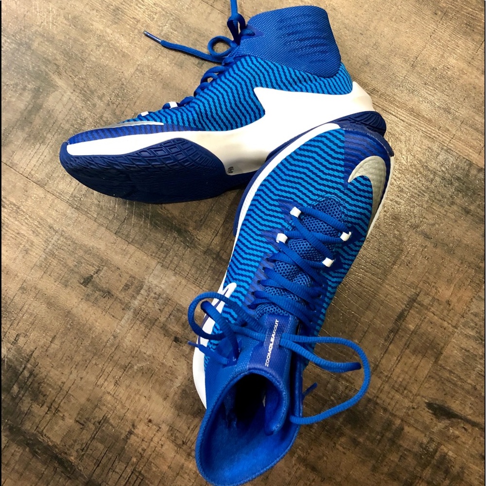 MENS NIKE BASKETBALL SNEAKERS SIZE 8